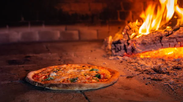 Güzel pizza fırın, görünümü kapatın