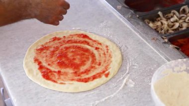 Restoranda pizza yapan şef
