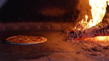 Pizza fırında.