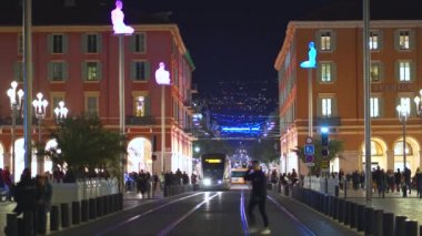 Sokaklarda insanların kalabalıklar