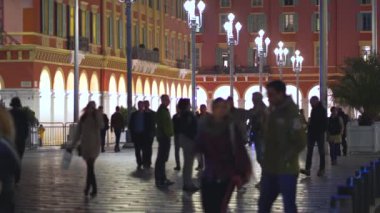 Sokaklarda insanların kalabalıklar