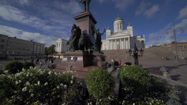 Katedrála a císaře Alexandra Ii pomník na senátní náměstí v Helsinkách, Finsko — Stock video