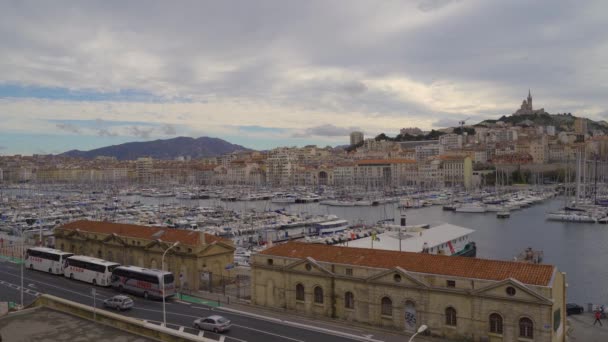 Marseille, Fransa - 10 Kasım 2018 - eski bağlantı noktası Vieux Port of Marseille Basilique Notre-Dame de la Garde arka plan Inn 4k ile — Stok video