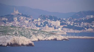 Marseille, Fransa - 11 Kasım 2018 - Marsilya sahil şeridine Basilique Notre-Dame de la Garde ve Chateau DIF 4 k