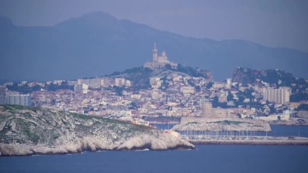 MARSEILLE, FRANCIA - 11 Nov 2018 - Costa de Marsella con Basilique Notre-Dame de la Garde y Chateau dif en 4k — Vídeos de Stock