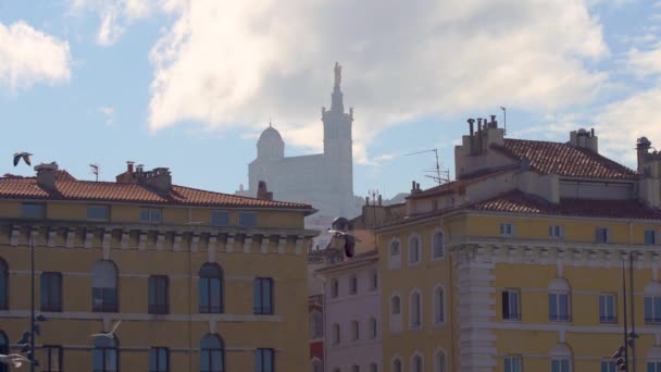 El Puerto Viejo Vieux Puerto de Marsella con la Basílica de Notre-Dame de la Garde borrosa en la niebla en 4k — Vídeos de Stock