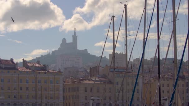 До Старого порту В'є порт Марселя з Basilique Notre Dame de la Garde ніби розмивається в туман і yauchts в 4 к — стокове відео