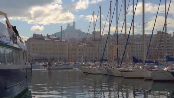 Den gamla hamnen Vieux Port i Marseille med Basilique Notre-Dame de la Garde suddig i dimma och yauchts och fåglar som flyger i 4k — Stockvideo