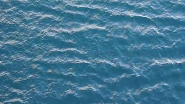 Поверхность спокойного моря в 4к как текстура фона — стоковое видео