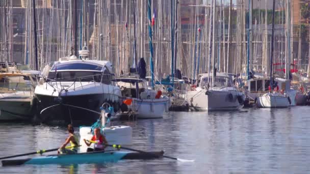 Marseille, Frankrijk - 03 Nov 2018 - de oude poort Vieux Port van Marseille met de yauchts en de vogels vliegen in 4k — Stockvideo