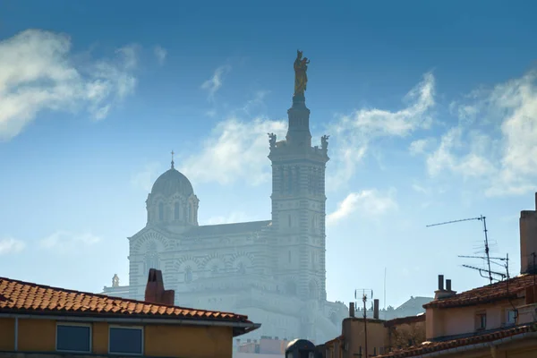 Basilique Notre-Dame de la Garde in the foggy background with red tiled roof Marseille houses — Stock Photo, Image