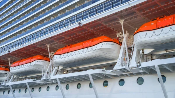 Grote Leven Boten Een Cruise Liner Dek Van Blauw Wit — Stockfoto