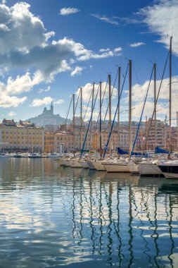 Eski bağlantı noktası Vieux Port of Marseille Basilique Notre-Dame de la Garde sis ve yauchts bulanık ile