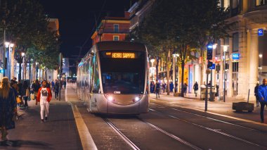 Gece Nice, Fransa - 2 Kasım 2018 - Tramvayda Massena sokakta insanların kalabalıklar ile kare