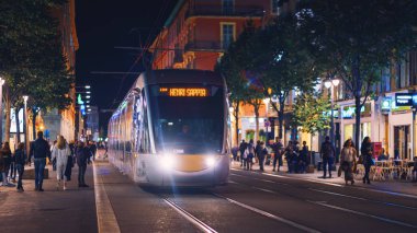 Gece Nice, Fransa - 2 Kasım 2018 - Tramvayda Massena sokakta insanların kalabalıklar ile kare