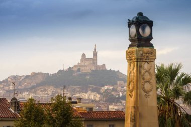 Marsilya, Fransa ve Basilique Notre-Dame de la Garde panoramik manzarasının