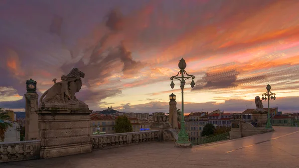 Vista panorâmica sobre Marselha, França e a Basílica Notre-Dame de la Garde — Fotografia de Stock