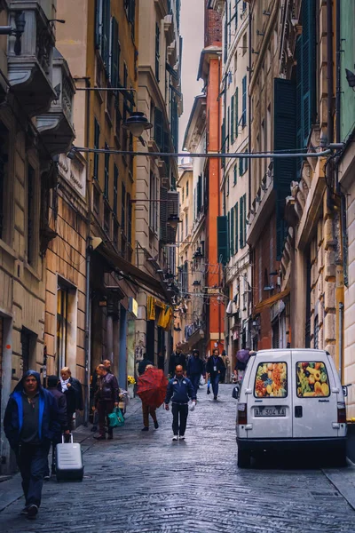 Rues étroites de Gênes ville en Italie — Photo