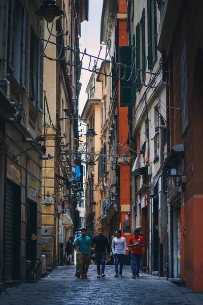 Rues étroites de Gênes ville en Italie — Photo