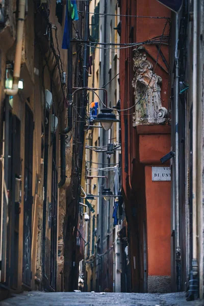 Úzké uličky města Janova v Itálii — Stock fotografie
