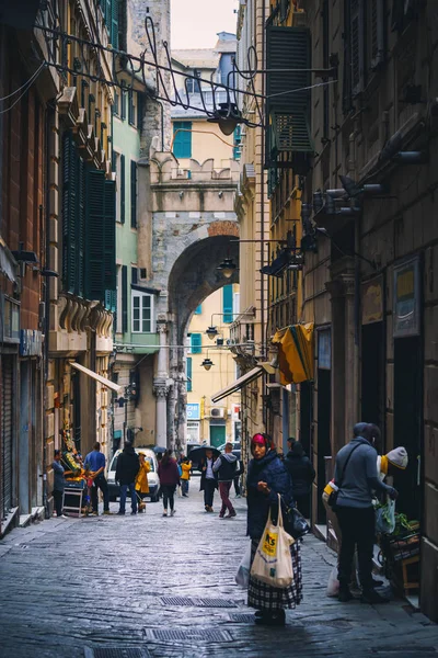 Rues étroites de Gênes ville en Italie — Photo