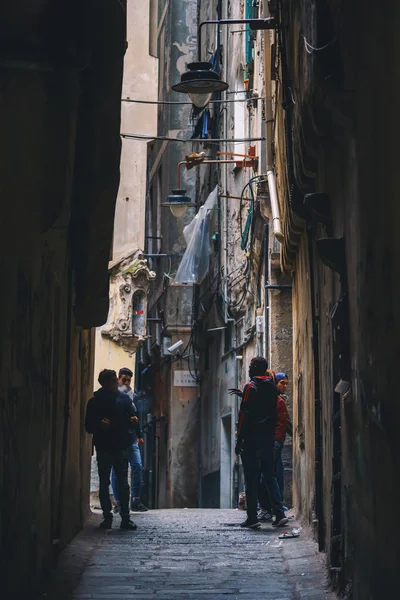 Rues étroites de Gênes ville en Italie — Photo