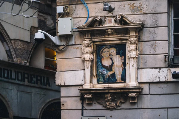 Madonna tapınak Cenova eski evde cephesinde — Stok fotoğraf