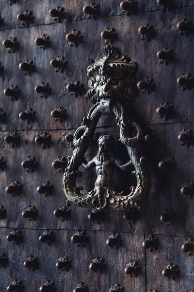 Siyah metalik İtalyan tarzı kapı tokmağı Cenova, İtalya — Stok fotoğraf