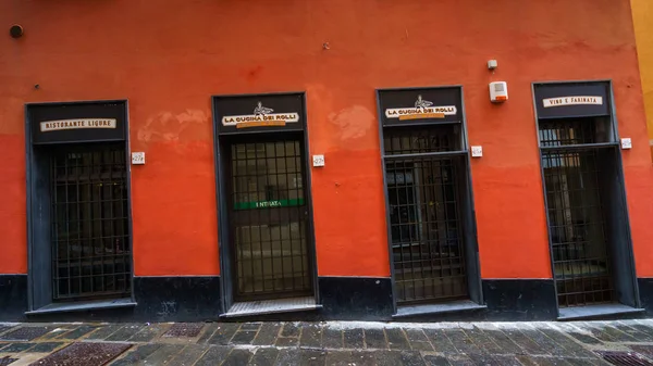 Ruas estreitas de Génova cidade na Itália com as portas — Fotografia de Stock