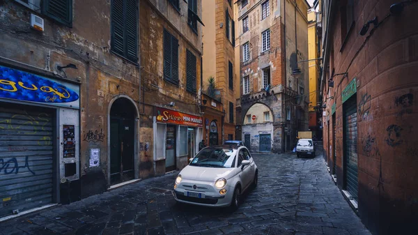 Rues étroites de Gênes ville en Italie — Photo