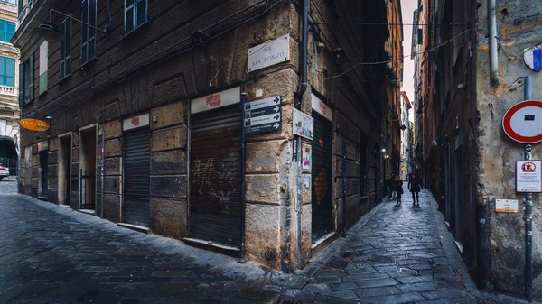 Úzké uličky města Janova v Itálii — Stock fotografie
