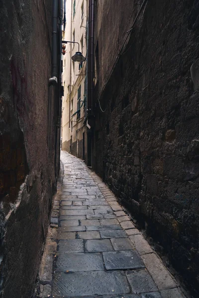 Ruas estreitas da cidade de Génova na Itália — Fotografia de Stock