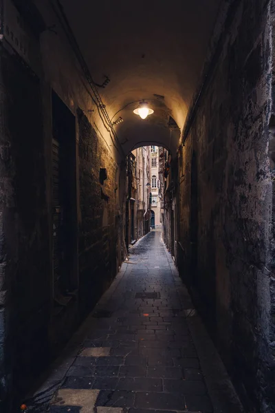 Узкие улочки Генуи в Италии — стоковое фото