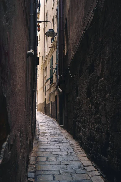 Rues étroites de Gênes ville en Italie — Photo