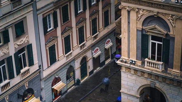 GENOA, ITALIE - 04 NOVEMBRE 2018 - Vue aérienne des rues étroites de la ville — Photo