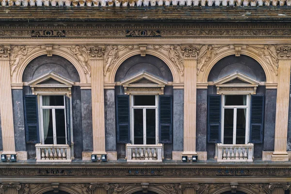 Façade de la maison avec fenêtres et décorations dans les rues de la ville — Photo
