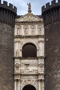 Napoli, İtalya - 05 Kasım 2018 - Maschio Angioino veya Castel Nuovo Yeni Kalesi' nin orta çağdan kalma kalesi, Napoli