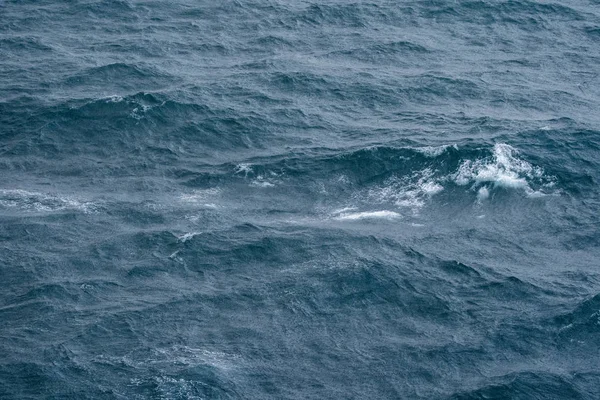 Superfície do mar com ondas e fundo vista aérea da maré — Fotografia de Stock