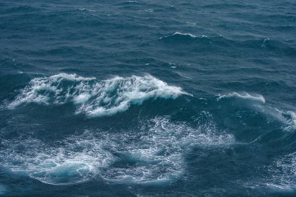 Meeresoberfläche mit Wellen und Gezeiten Luftbild Hintergrund — Stockfoto