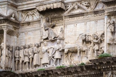 Napoli, İtalya - 05 Kasım 2018 - Maschio Angioino veya Castel Nuovo veya Yeni Kale'nin ortaçağ kalesi ve dekorasyon unsurları, Napoli