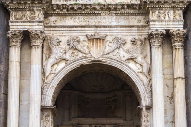 Napoli, İtalya - 05 Kasım 2018 - Maschio Angioino veya Castel Nuovo veya Yeni Kale'nin ortaçağ kalesi ve dekorasyon unsurları, Napoli