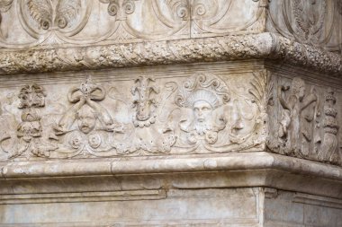 Napoli, İtalya - 05 Kasım 2018 - Maschio Angioino veya Castel Nuovo veya Yeni Kale'nin ortaçağ kalesi ve dekorasyon unsurları, Napoli