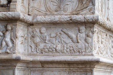 Napoli, İtalya - 05 Kasım 2018 - Maschio Angioino veya Castel Nuovo veya Yeni Kale'nin ortaçağ kalesi ve dekorasyon unsurları, Napoli