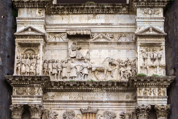 Neapol, Itálie-05, 2018-středověký hrad Maschio Angioino nebo Castel Nuovo nebo nový hrad a jeho dekorační prvky, Napoli — Stock fotografie