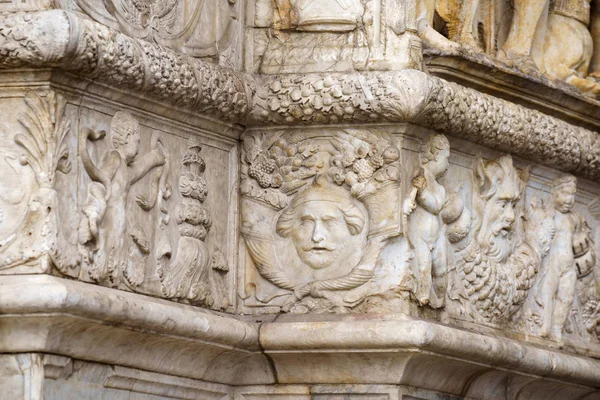 Napoli, İtalya - 05 Kasım 2018 - Maschio Angioino veya Castel Nuovo veya Yeni Kale'nin ortaçağ kalesi ve dekorasyon unsurları, Napoli