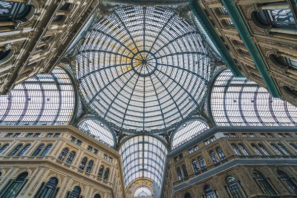 Νάπολη, Ιταλία - 05 Νοεμβρίου 2018 - εμπορικό κέντρο Galleria Umberto I, δημόσια στοά με καταστήματα στη Νάπολι και το εσωτερικό — Φωτογραφία Αρχείου