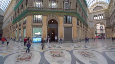 Naples, İtalya - 05 Kasım, 2018 - anlatım Galleria Umberto, Napoli'de genel bir alışveriş Galeri ve 4 k otelin iç mekanları huzurludur