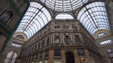 Naples, İtalya - 05 Kasım, 2018 - Galleria Umberto, Napoli'de genel bir alışveriş Galeri ve 4 k otelin iç mekanları huzurludur