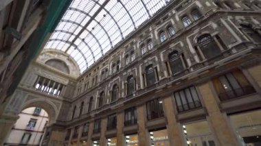 Naples, İtalya - 05 Kasım, 2018 - Galleria Umberto, Napoli'de genel bir alışveriş Galeri ve 4 k otelin iç mekanları huzurludur