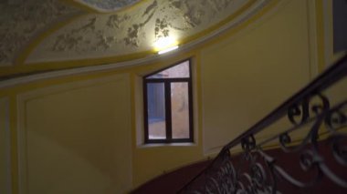 Naples, İtalya - 05 Kasım, 2018 - merdivenin Galleria Umberto, Napoli'de genel bir alışveriş Galeri ve 4 k otelin iç mekanları huzurludur